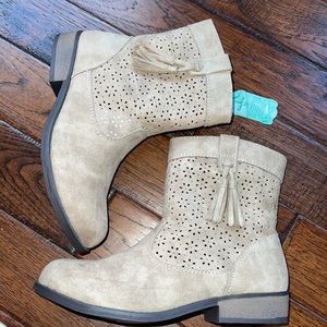 Brand New Girls tan suede bootie